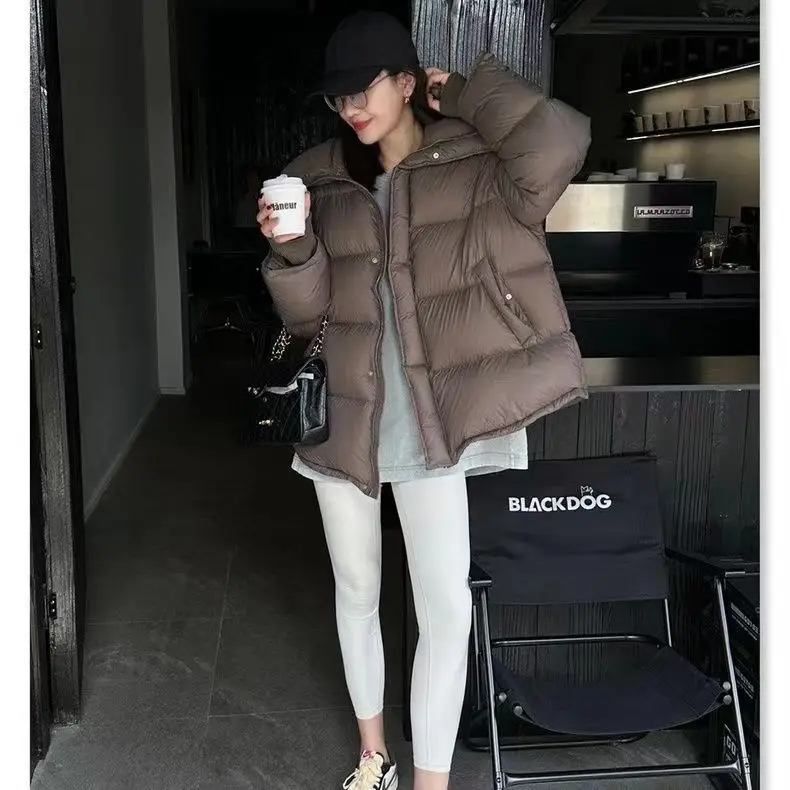 Бяла патица надолу яке за жените 2023 зимата нов корейски стил плътен цвят хлабав стоящи яка топло случайни хляб F240 1