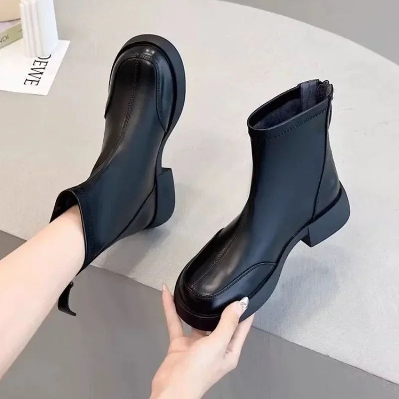 Основни дамски ботуши 2023 Класически кръгли пръсти мода глезена ботуши удобни ниски токчета цип ботуши за жени прости черни ботуши