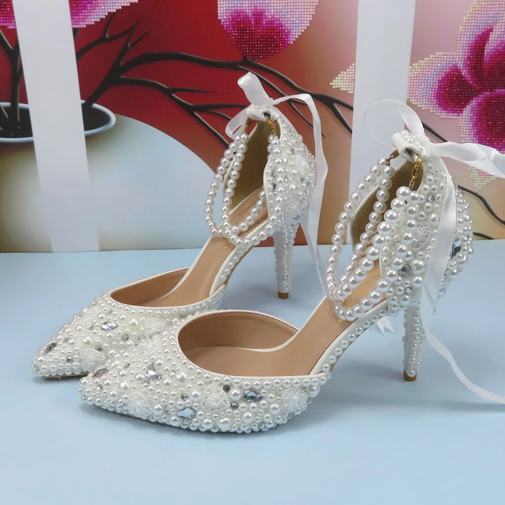  Висок ток Бяла перла Сватбени обувки Булка Дамски високи обувки с каишка за глезена жена Мода Заострени пръсти Парти рокля обувки Дантела нагоре