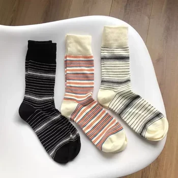 Ново корейско издание Дамски цветни раирани чорапи в средата на тръбата черно-бели прости студентски двойки спортни ежедневни чорапи с каишка