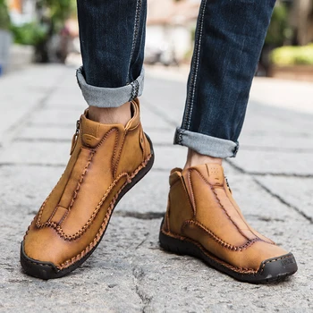 Ръчно шиене Кожени ботуши Мъжки обувки Ежедневни приплъзване на лачени ботуши Zip Ретро кожа глезена Botas Гореща продажба Hombres Botas 2021